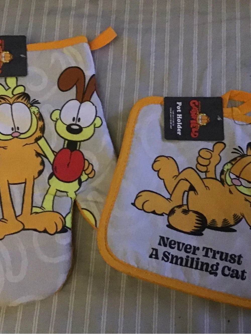 Garfield Oven Mitt and Pot Holder Set in Yellow and White